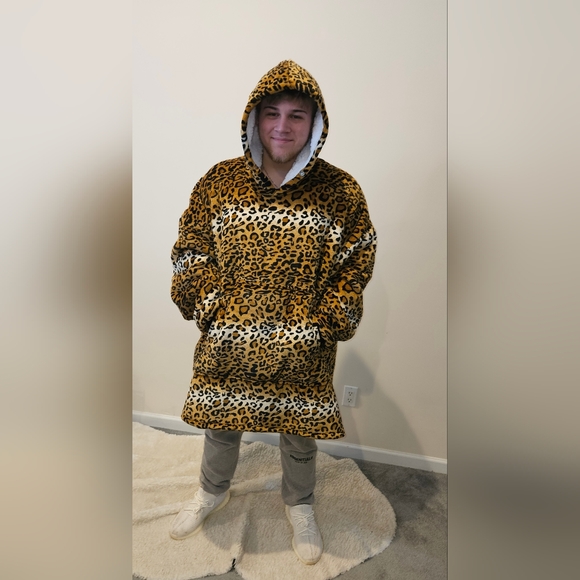Oversized, leopard-print, hoodie blanket - Picture 2 of 3